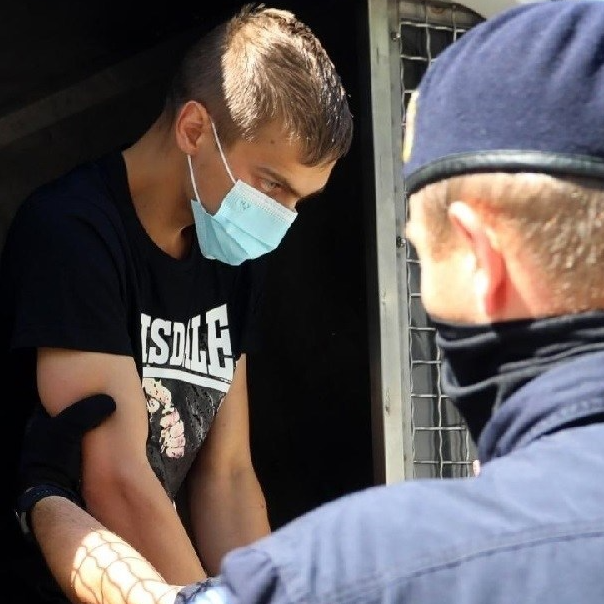 Mladiću koji je sjekirom zatukao oca na spavanju prijeti od 21 do 40 godina zatvora