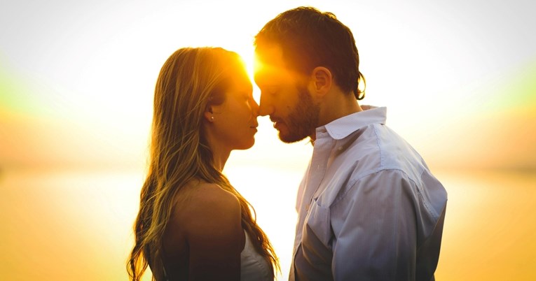 Šest jednostavnih načina za održavanje romantike u odnosu, prema psihologu