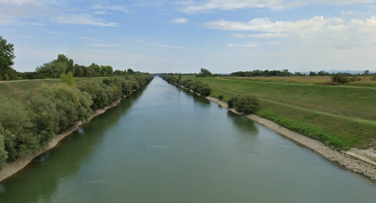 Auto sletio u kanal u Varaždinu i potonuo, pokrenuta potraga