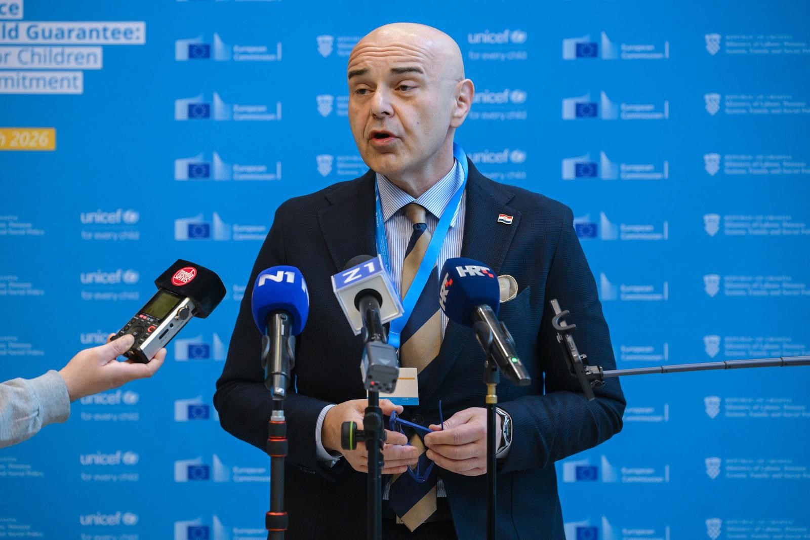 Uvodi se socijalna kartica, novac se neće moći trošiti na alkohol. Oglasio se ministar.