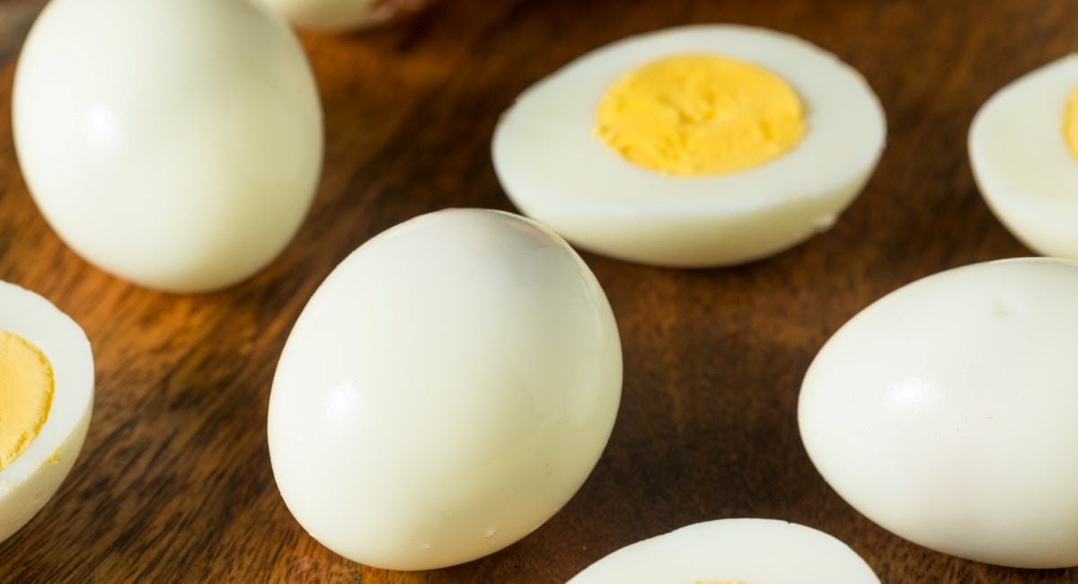 Kuhano jaje ogulite na jednostavan način u jednom potezu, znamo kako