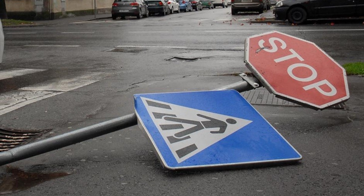 Trojica pijanih muškaraca iščupala 36 prometnih znakova kod Nove Gradiške