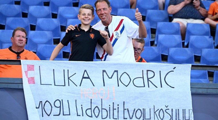 FOTO Nizozemski fan na hrvatskom napisao poruku za Modrića i pogriješio u prijevodu