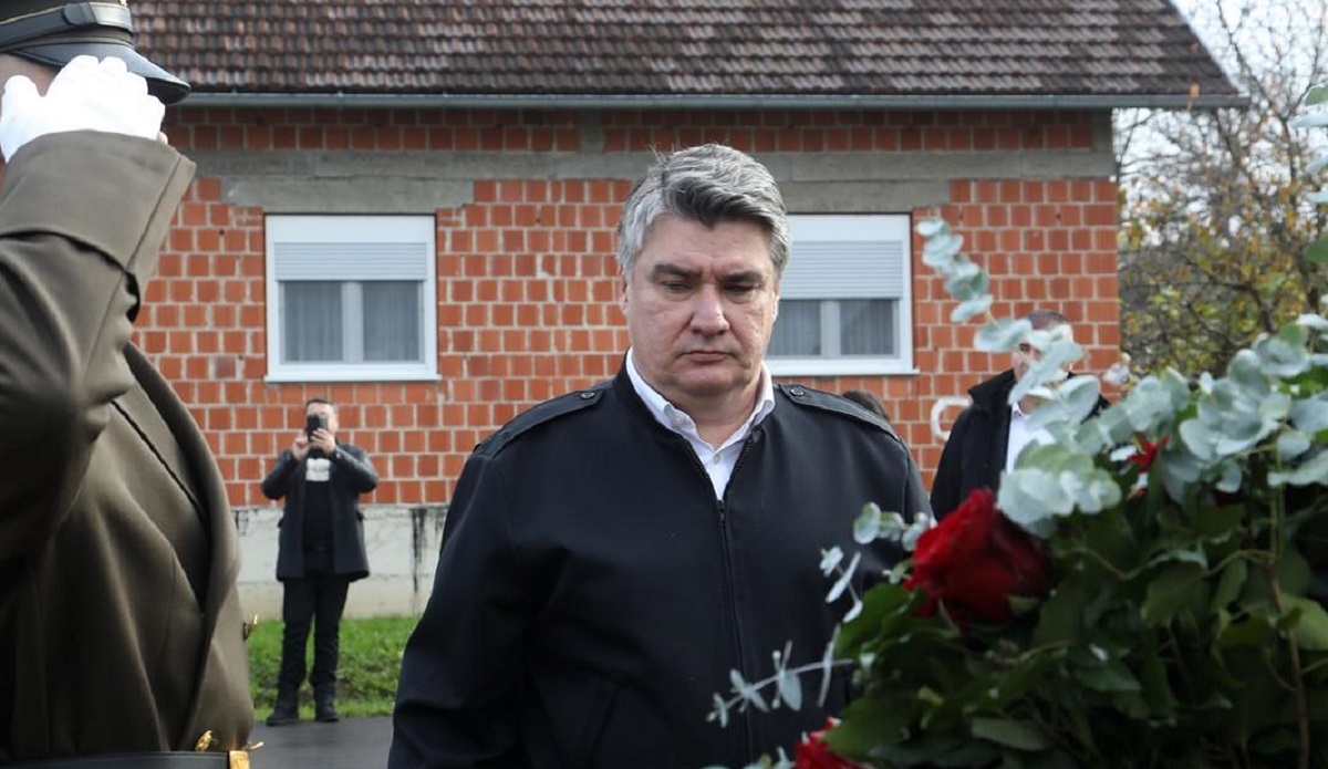 Milanović odao počast žrtvama iz Kostrića, sela u kojem su ubijeni svi stanovnici