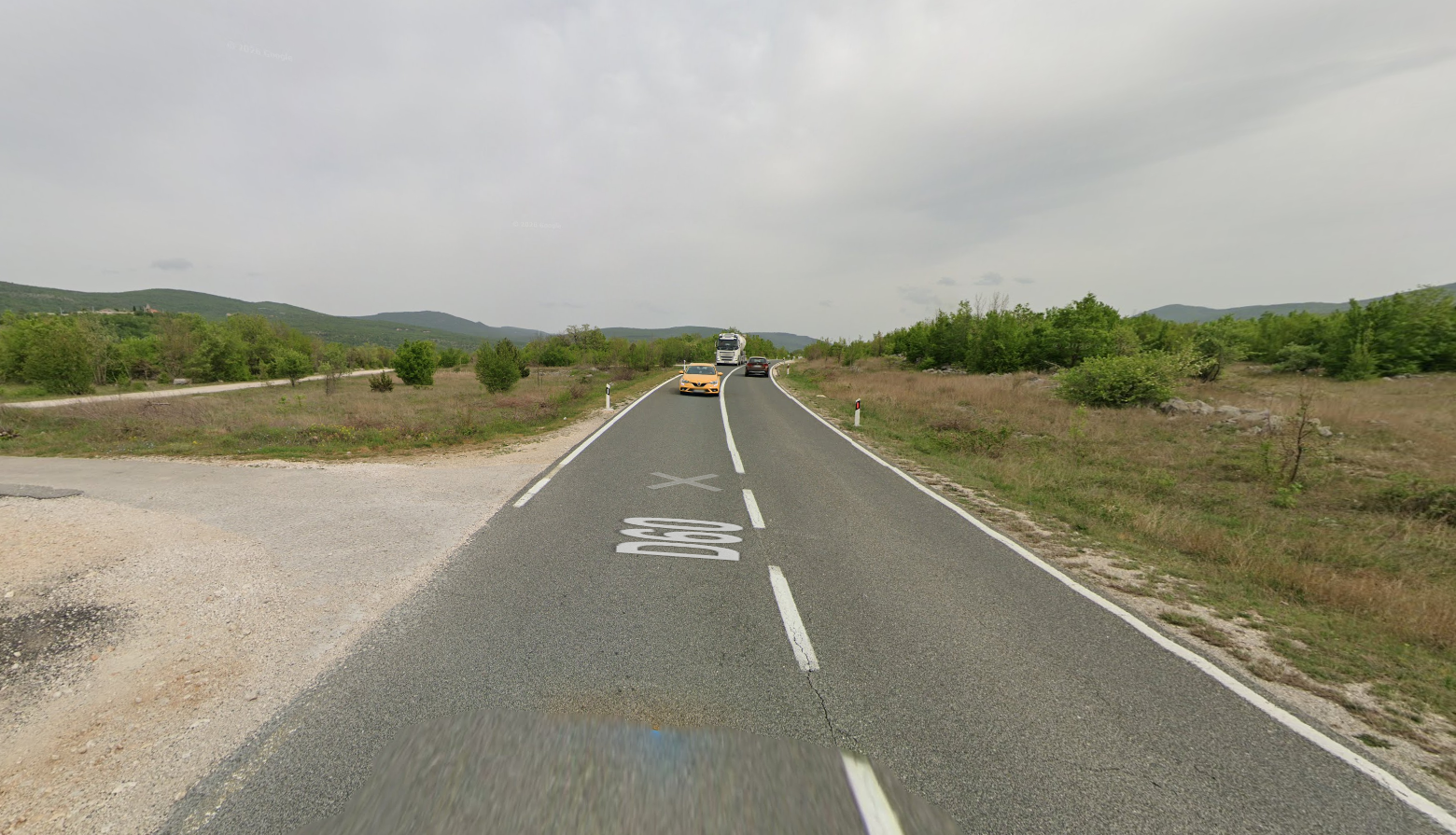 Sudar auta i traktora kod Trilja, jedna osoba ozlijeđena. Cesta zatvorena