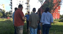 VIDEO Radnici u Zagrebu došli posjeći park, stanovnici ih blokiraju