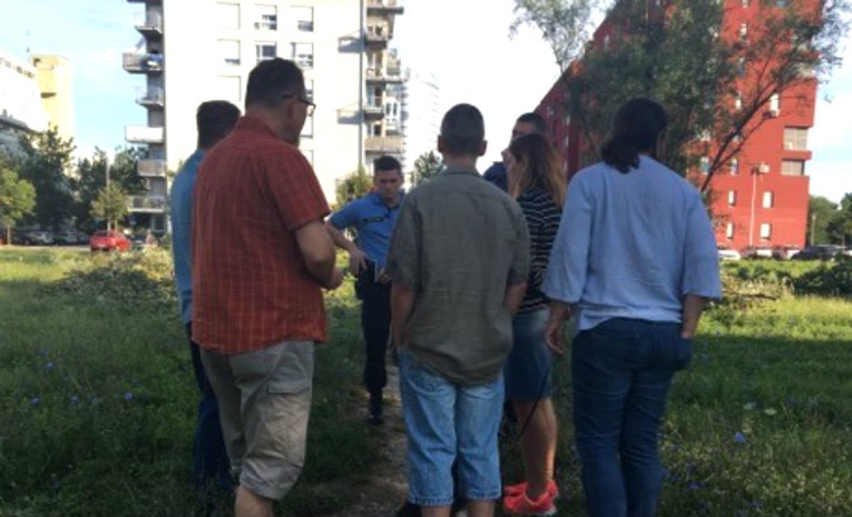 VIDEO Radnici u Zagrebu došli posjeći park, stanovnici ih blokiraju