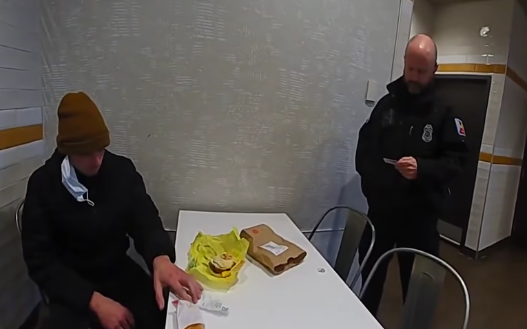 VIDEO Objavljena snimka uhićenja Luigija Mangionea. Sjedio s maskom u McDonald'su