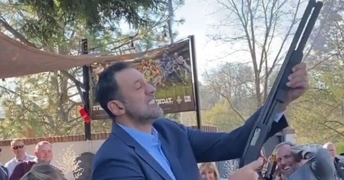 Divac puca iz sačmarice na ulici usred dana