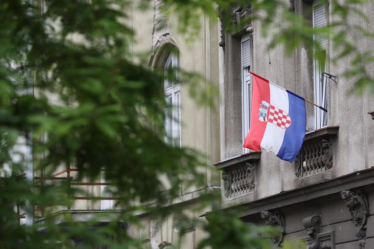 Splićanin zapalio zastavu i sve snimio, uhićen je. Ranije prijavljen 280 puta