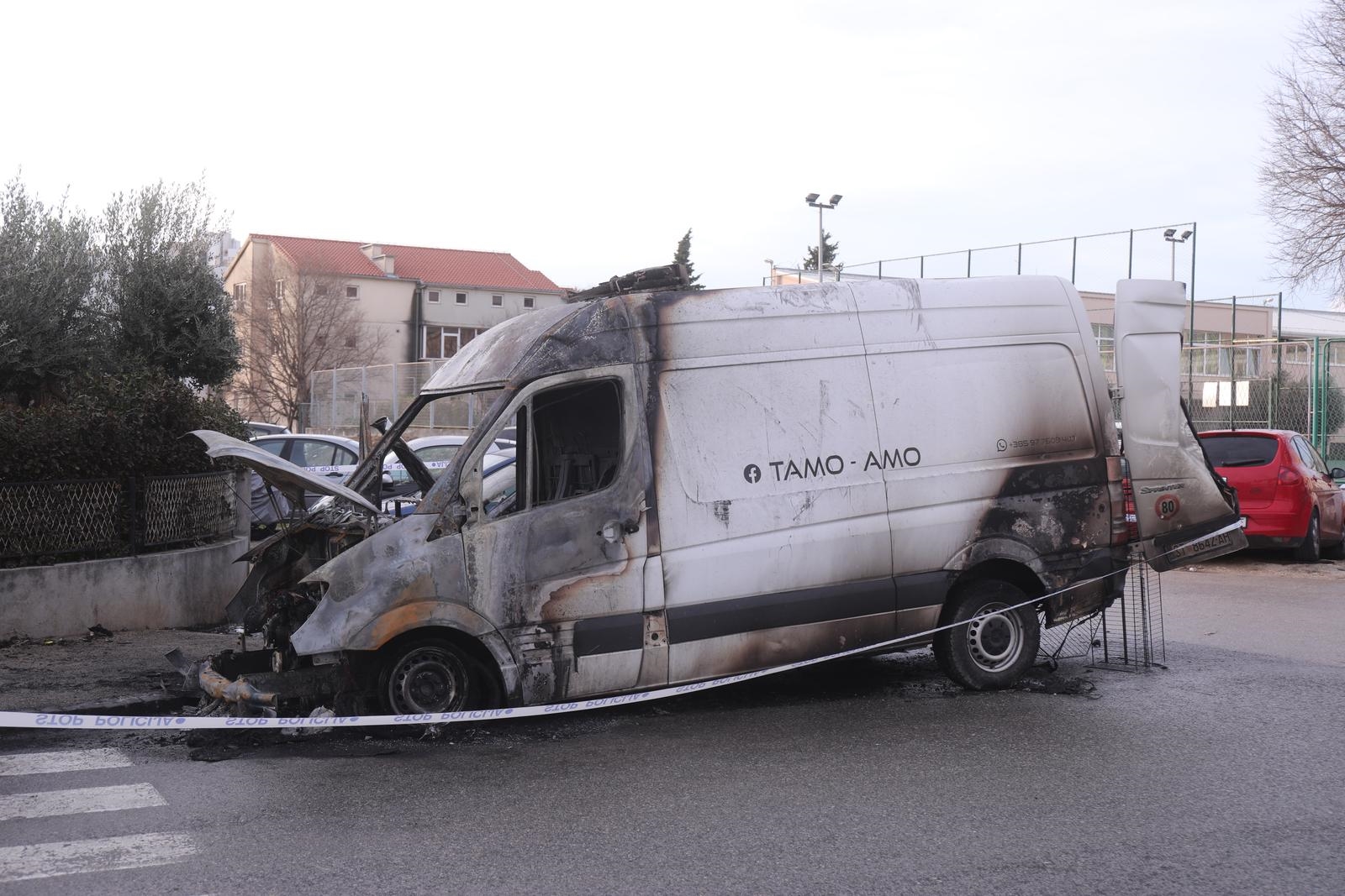 U Splitu se zapalio kombi, gorjela još dva automobila