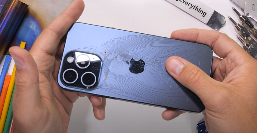 Stražnje staklo iPhonea 15 Pro Max brzo je popucalo u najnovijem testu izdržljivosti