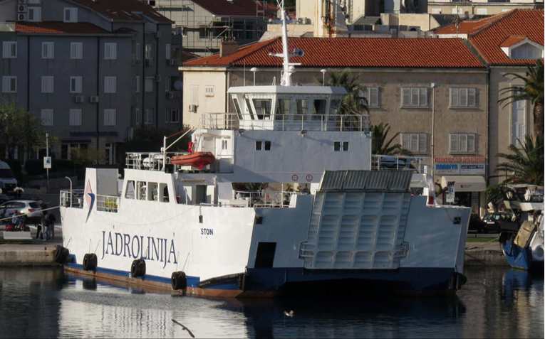 Trajekt Ston udario u remorker u luci Ploče. Linija u prekidu