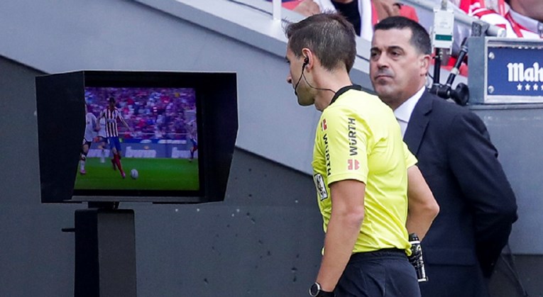 Engleski VAR misterij: Zašto suci u Premiershipu ne koriste monitore uz teren?
