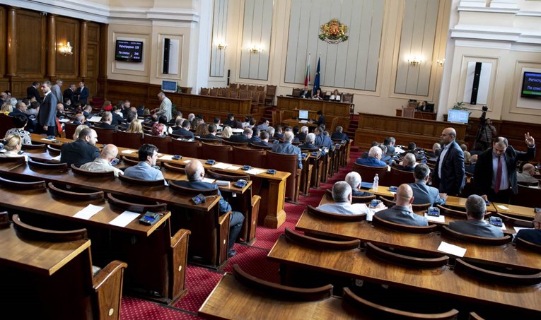Zastupnici u Bugarskoj kažnjeni jer nisu nosili maske u parlamentu 