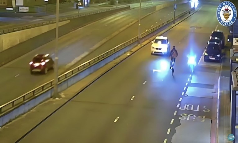 Englez autom ubio motociklista jer je vozio na jednom kotaču, dvaput se zabio u njega