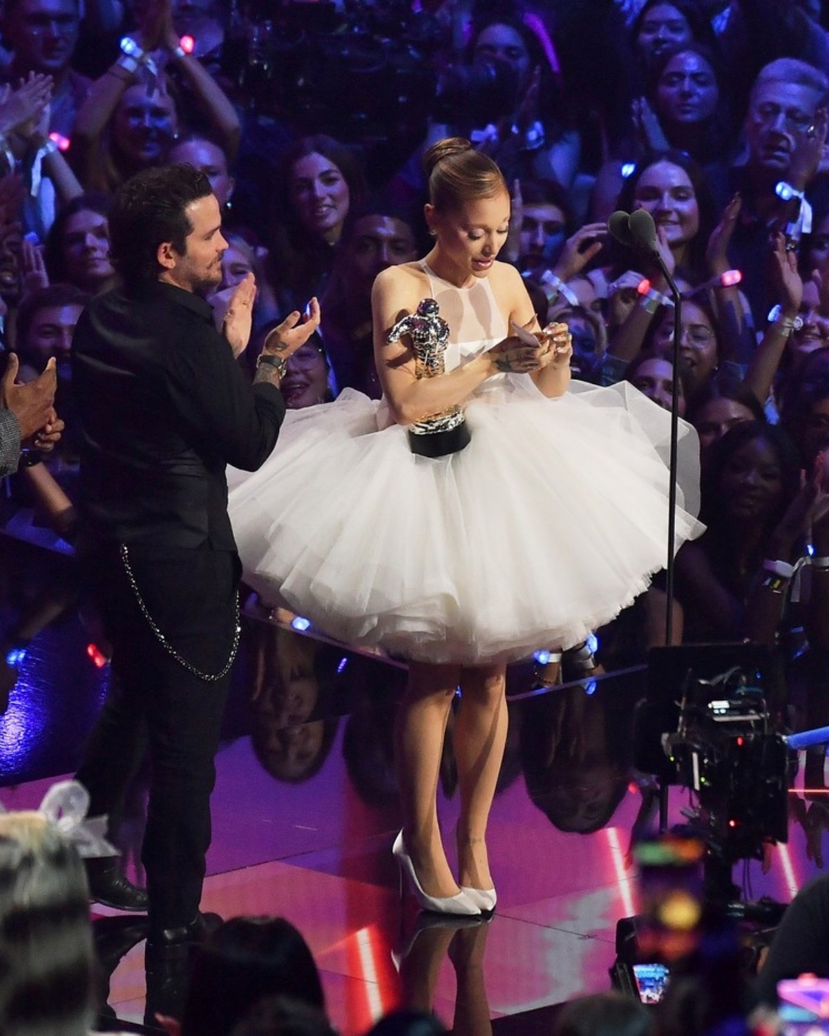 FOTO Ariana Grande dominirala je s 3 kipića na VMA-u, ali i s 4 zapanjujuća outfita