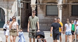 Nakon objave o napuštanju Barcelone košarkaš Ante Tomić s obitelji uživao na Stradunu