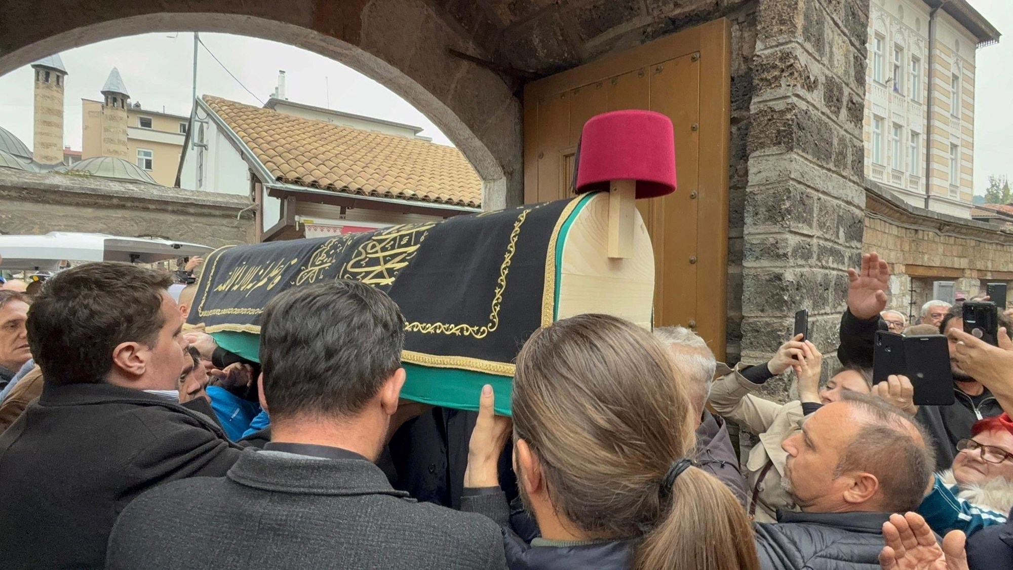Lijes Halida Bešlića u džamiju stigao s tradicionalnim bosanskim fesom