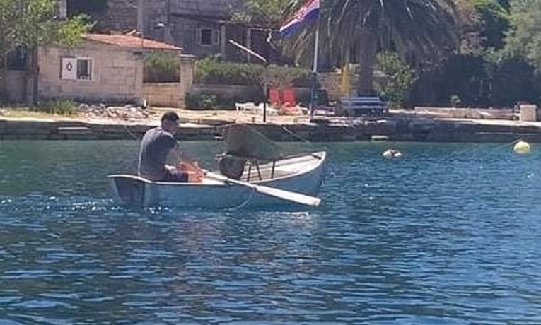 Fotka tipa u Dalmaciji postala hit zbog onog što vozi u čamcu: "Romantika na najjače"