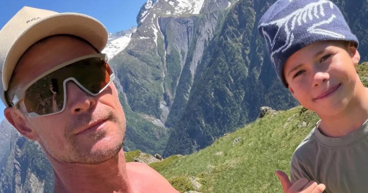 Chris Hemsworth (42) pozirao bez majice tijekom planinarenja francuskim Alpama