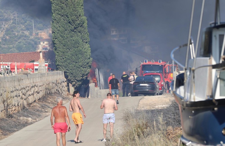 Vatrogasci cijelu noć sanirali požarište kod Vinišća, nastavili i jutros