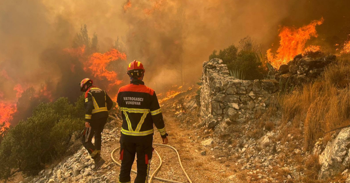 FOTO Vatrogasci objavili dramatične fotografije borbe s požarom na Hvaru
