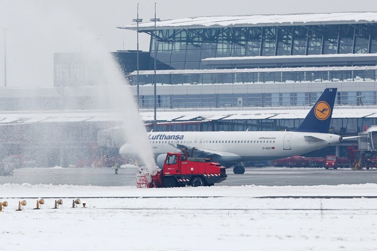 Avion u Njemačkoj nije mogao poletjeti zbog mećave. Putnici u njemu proveli sate
