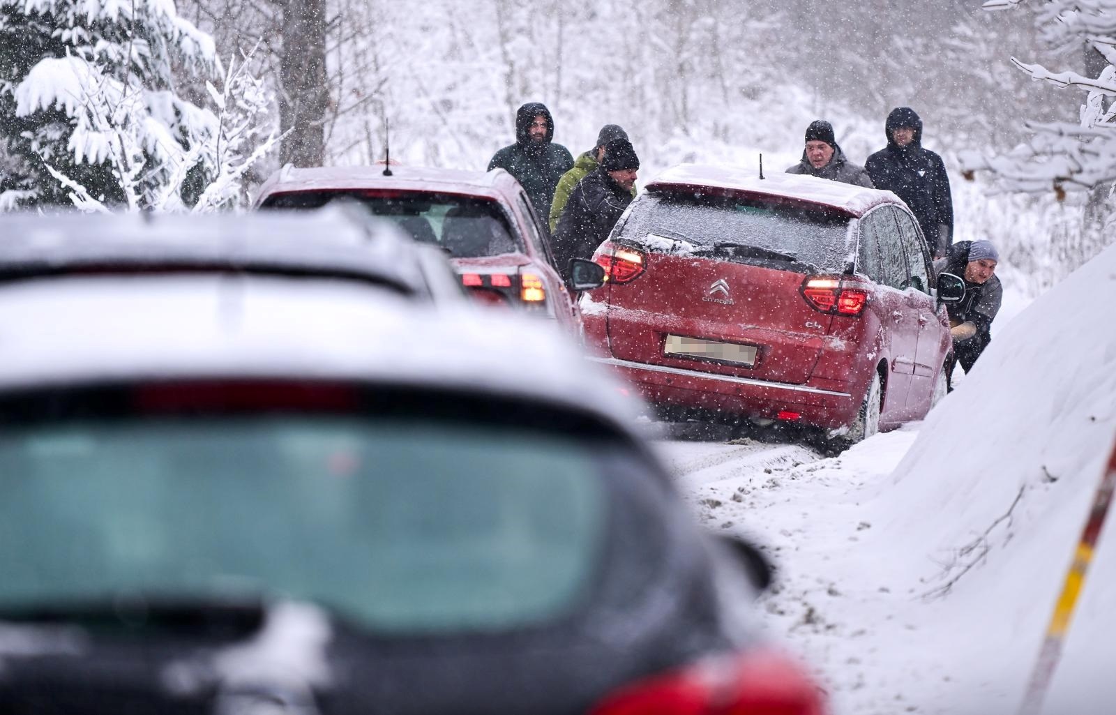 Šef Zimske službe: Sve ekipe su na terenu. Imamo problem s parkiranim autima