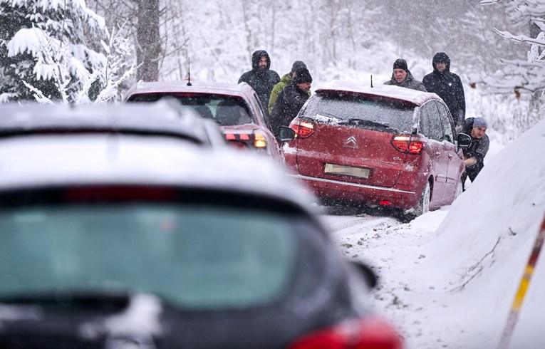 Šef Zimske službe u Zagrebu: Sve ekipe su na terenu. Imamo problem s parkiranim autima