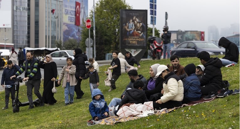 Ljudi u Istanbulu nakon potresa masovno izašli na ulice, boje se