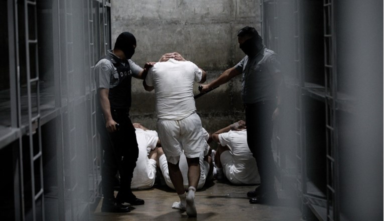 Čovjek iz SAD-a greškom deportiran u mega-zatvor u Salvadoru. "Ne možemo ga vratiti"