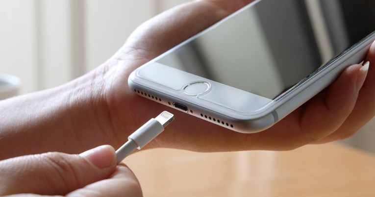 Apple izdao upozorenje: Izbjegavajte puniti iPhone dok spavate 