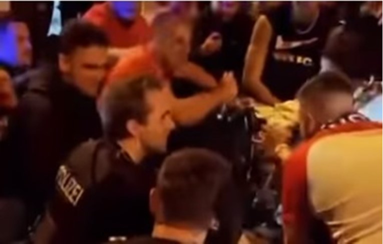 Ludnica u Frankfurtu, policajci pjevali i skakali s hrvatskim navijačima