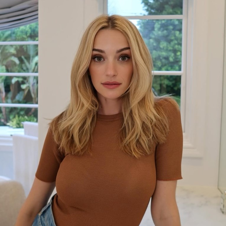 Za razliku od Georgije, ona živi miran i povučen život. Tko je Brianne Howey?