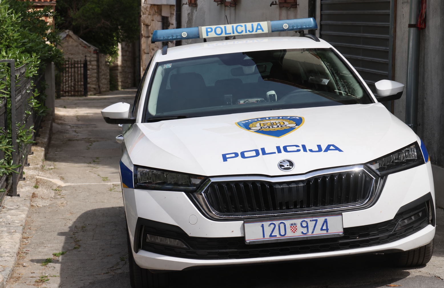 U Dalmaciji mlatio ženu, zaključavao je. Sa sjekirom u ruci prijetio da će je ubiti