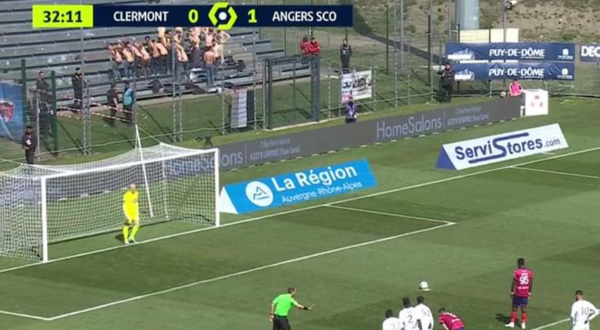 Navijači izvođaču penala pokazivali gole stražnjice, on hladnokrvno zabio gol
