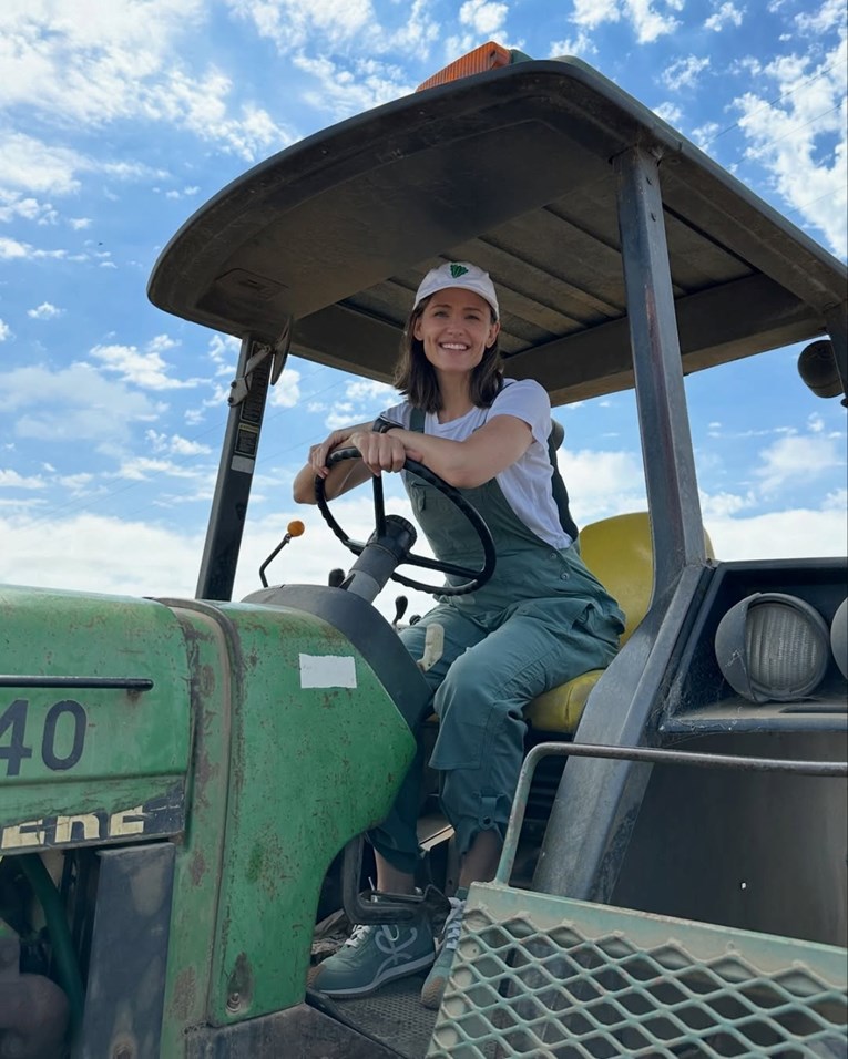 Jennifer Garner pozirala na traktoru, pažnju ukrale tenisice od 700 eura