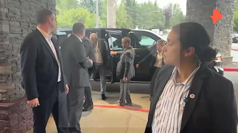 VIDEO Lavrov došao na Aljasku u majici s natpisom "SSSR"