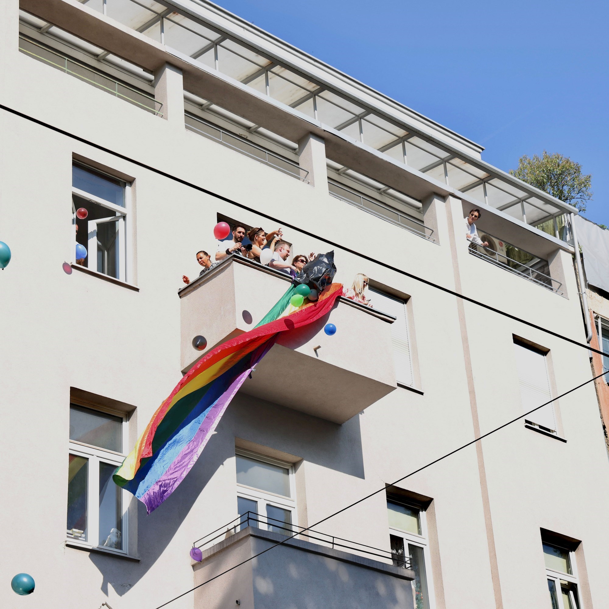 Građani s prozora i balkona podržali Zagreb Pride, bacali su šarene balone