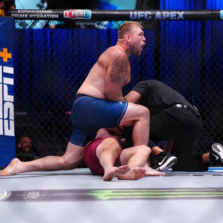 VIDEO Brutalan nokaut u UFC-u za 16 sekundi i bizarna molba pobjednika