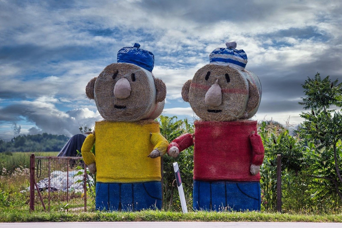 Divovski Pat i Mat od slame privlače pažnju uz cestu kod Našica