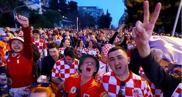 FOTO Hrvatski navijači u korteu stigli na Poljud, nosili zastavu od 100 metara