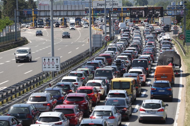 HTZ dijelio turistima bočice vode u trajektnim lukama i na naplatnim kućicama