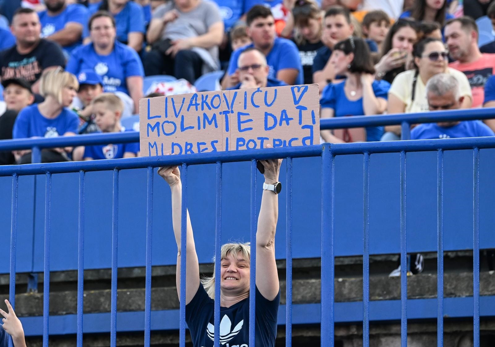 Navijačica na Maksimiru pokazala poruku za Livakovića: "Molim te, dati mi..."