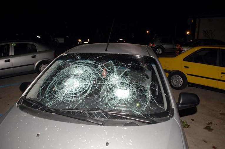 Nepalac (40) željeznim predmetom razbijao parkirane aute kod Starigrada