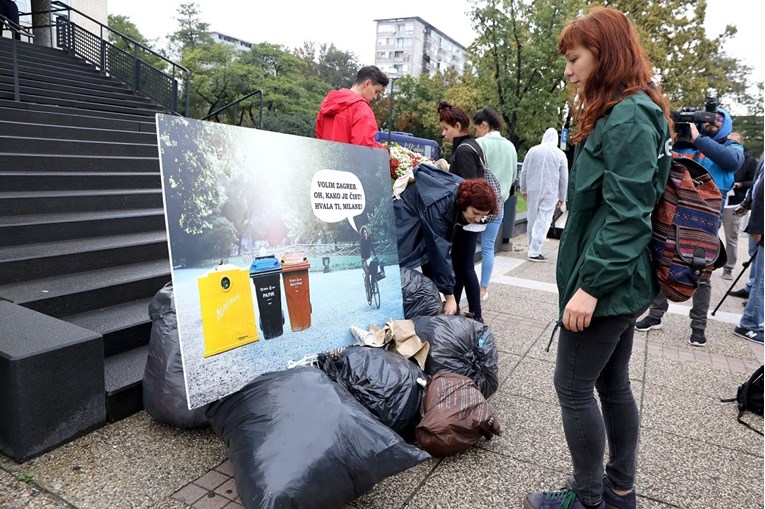 FOTO Aktivisti u Zagrebu napravili performans sa smećem, pogledajte