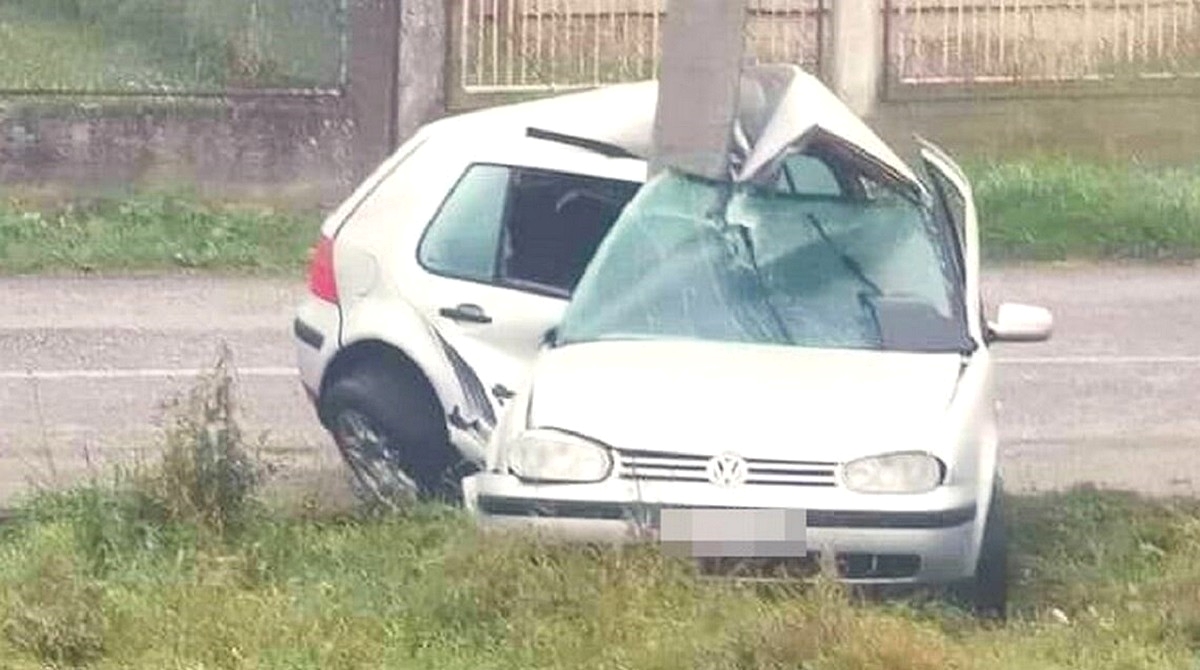 Vozač (18) kod Zagreba sletio s ceste i udario u stup. Ovo je ostalo od auta
