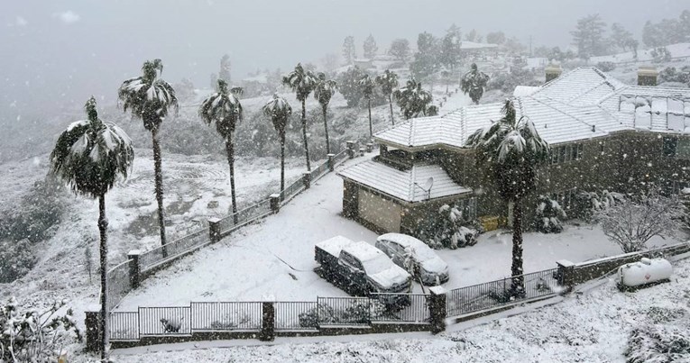 Neuobičajena oluja pogodila Kaliforniju, u Los Angelesu pao snijeg