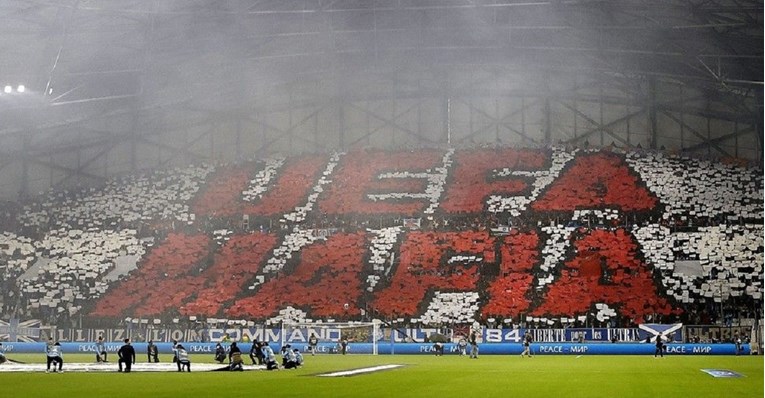 "UEFA mafija", navijači Marseillea napisali preko cijele tribine i onda zapalili